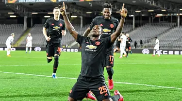 Pemain Manchester United (MU) Odion Ighalo melakukan selebrasi usai mencetak gol ke gawang LASK Linz pada leg pertama babak 16 besar Liga Europa di Linz, Austria, Kamis (12/3/2020). MU menang 5-0. (AP Photo/Kerstin Joensson)