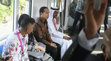 Presiden Joko Widodo (ketiga kiri) bersama Duta Besar Negara ASEAN dan Mitra ASEAN dalam perjalanan menggunakan MRT Jakarta dari Stasiun Bundaran HI menuju Stasiun ASEAN untuk menghadiri peringatan HUT ke-56 ASEAN yang diselenggarakan di Gedung Sekretariat ASEAN, Jakarta, Selasa (8/8/2023). (FOTO: ANTARA FOTO/Hafidz Mubarak A/pool)