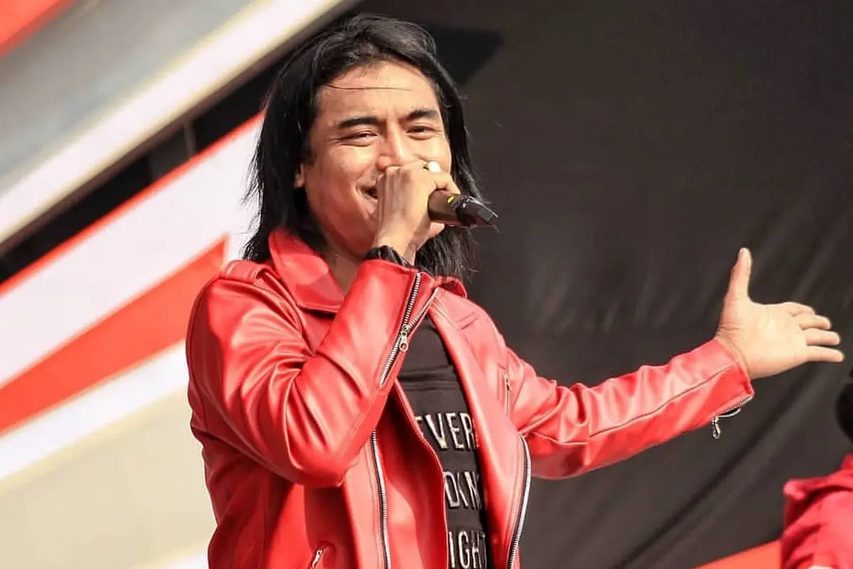Aksi Energik Charly van Houten di Atas Panggung
