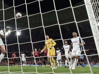 Pemain Tottenham Hotspur, Micky van de Ven menyapu bola untuk melakukan penyelamatan di depan gawang timnya dalam laga final Liga Europa 2024/2025 melawan Manchester United di Stadion San Mames, Bilbao, Spanyol, Kamis (22/05/2025) dini hari WIB. (AFP/Josep Lago)