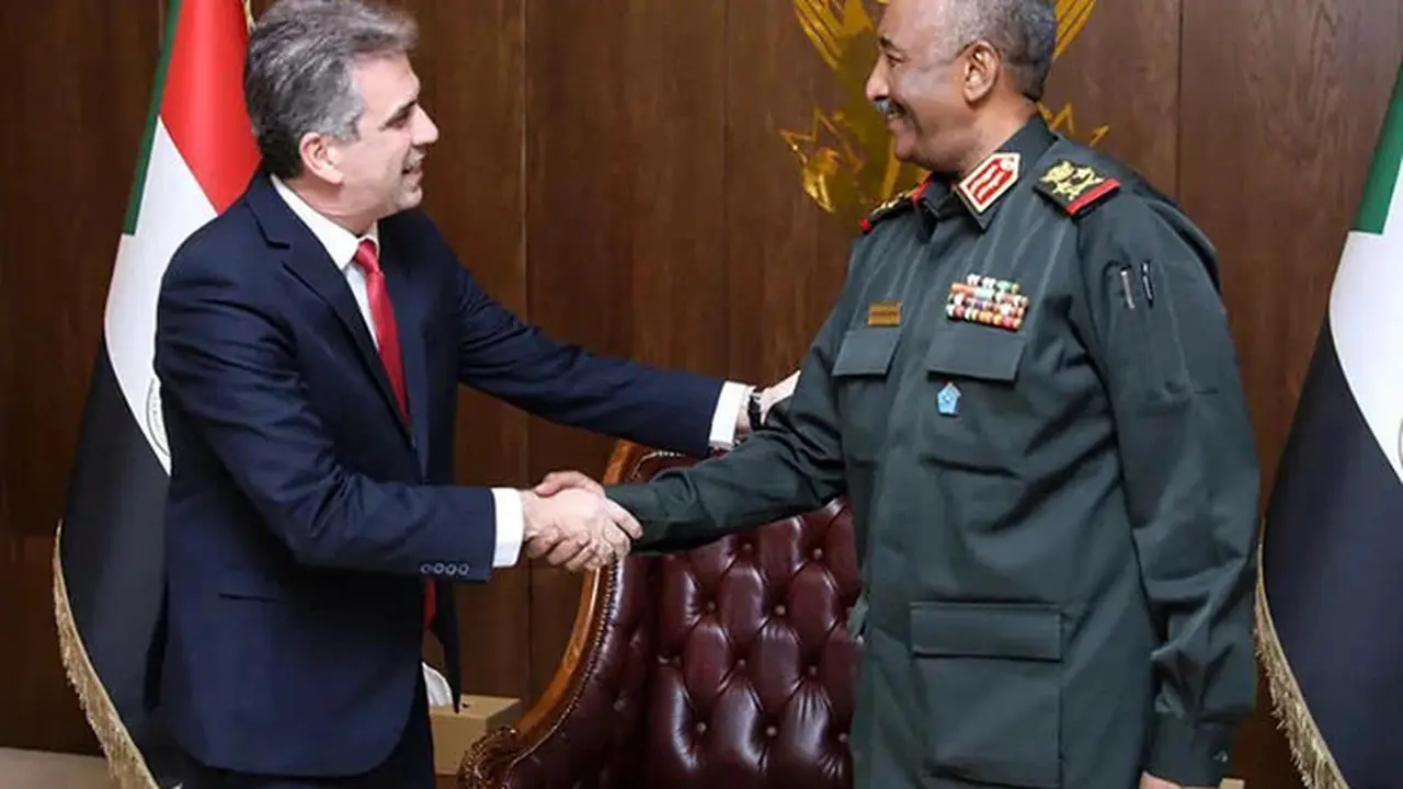 Menteri Luar Negeri Israel Eli Cohen dan pemimpin Dewan Kedaulatan yang berkuasa di Sudan Jenderal Abdel Fatah al-Burhan.