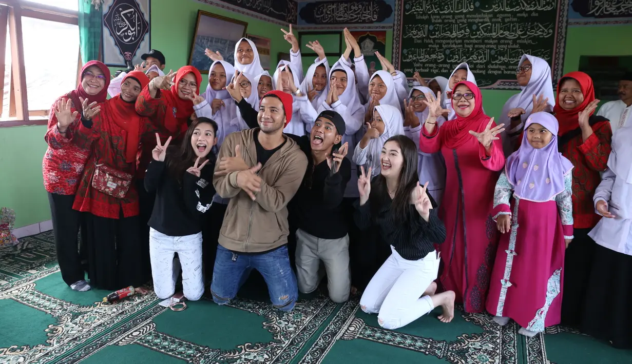 "Dan tadi dia cium tangan saya lagi tadi. Seharusnya saya yang menyodorkan tangan saya pada dia, karena itu luar biasa banget, 30 juz itu kan gudang ilmu semua," tuturnya. (Nurwahyunan/Bintang.com)