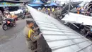 Petugas Satuan Polisi Pamong Praja (Satpol PP) Kota Tangerang Selatan membongkar lapak pedagang kaki lima (PKL) di luar area Pasar Ciputat, Tangerang Selatan, Banten, Selasa (14/2/2023). Penertiban ini ditujukan untuk puluhan lapak PKL di sekitar Jalan Aria Putera, Jalan H. Usman, Jalan Bancet, dan kawasan Polikarbonat karena keberadaannya mengganggu ketertiban umum di antaranya kemacetan lalu lintas. (merdeka.com/Arie Basuki)