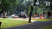 Suasana proyek revitalisasi Taman Tebet  Eco Park, Jakarta, Kamis (17/3/2022). Tebet Eco Park dibangun untuk mengembalikan fungsi taman secara ekologi, menjadi sarana interaksi, edukasi, dan rekreasi bagi masyarakat. (merdeka.com/Imam Buhori)