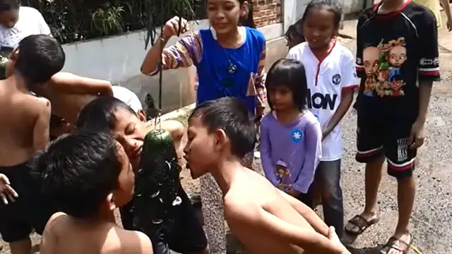 Lomba Ambil Uang di Pepaya