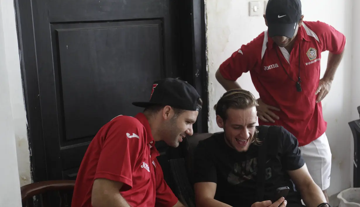 Gelandang Madura United, Toni Mossi, bercanda dengan rekannya. Kebersamaan menjadi hal yang terpenting bagi para anggota skuat Laskar Sape Karap. (Bola.com/Vitalis Yogi Trisna)