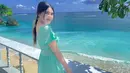 Menilik dari Instagram pribadinya, tunangan Chevra Yolandi ini sering mengunjungi pantai untuk melepas penatnya dari padatnya aktivitas menyanyi. Keindahan pantai memberikan ketenangan untuk kembali mengisi energi sebelum memulai hari baru.(Liputan6.com/IG/@viavallen)