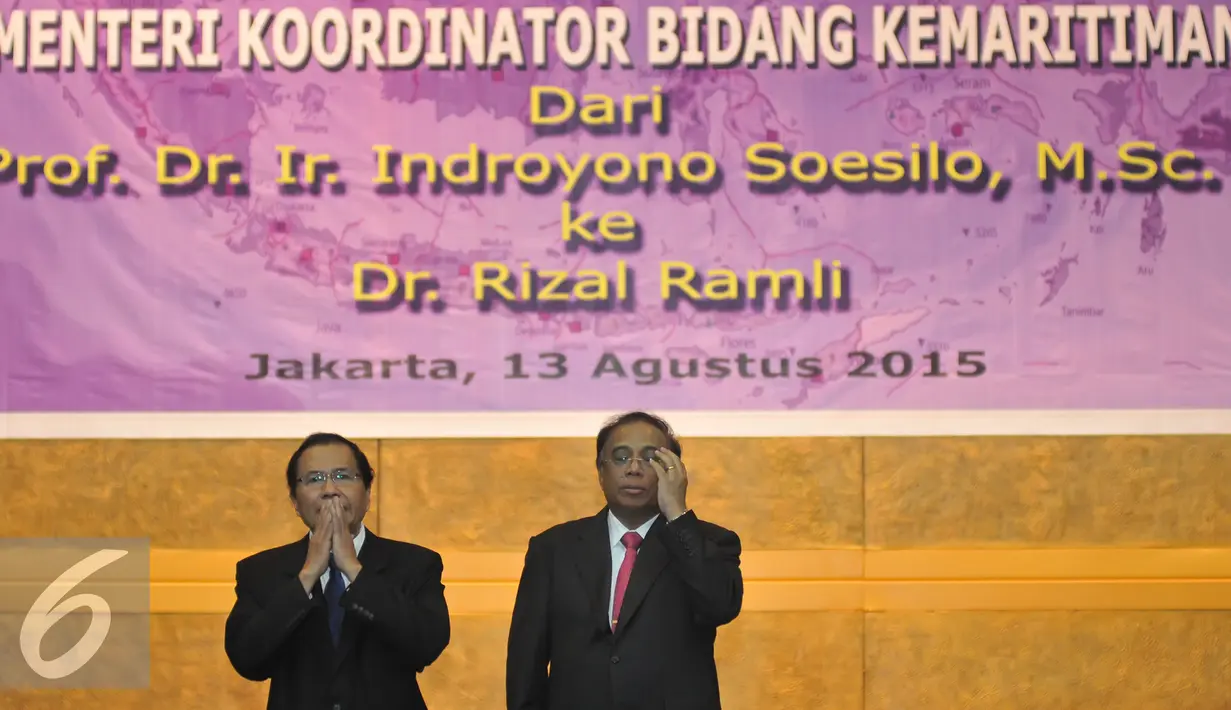 Menko Kemaritiman yang baru Rizal Ramli (kiri) dan Indroyono Soesilo usai sertijab menteri di gedung BPPT, Jakarta, Kamis (13/8/15). Kemenko Maritiman menggelar serah terima jabatan dari Indroyono Soesilo kepada Rizal Ramli. (Liputan6.com/Herman Zakharia)