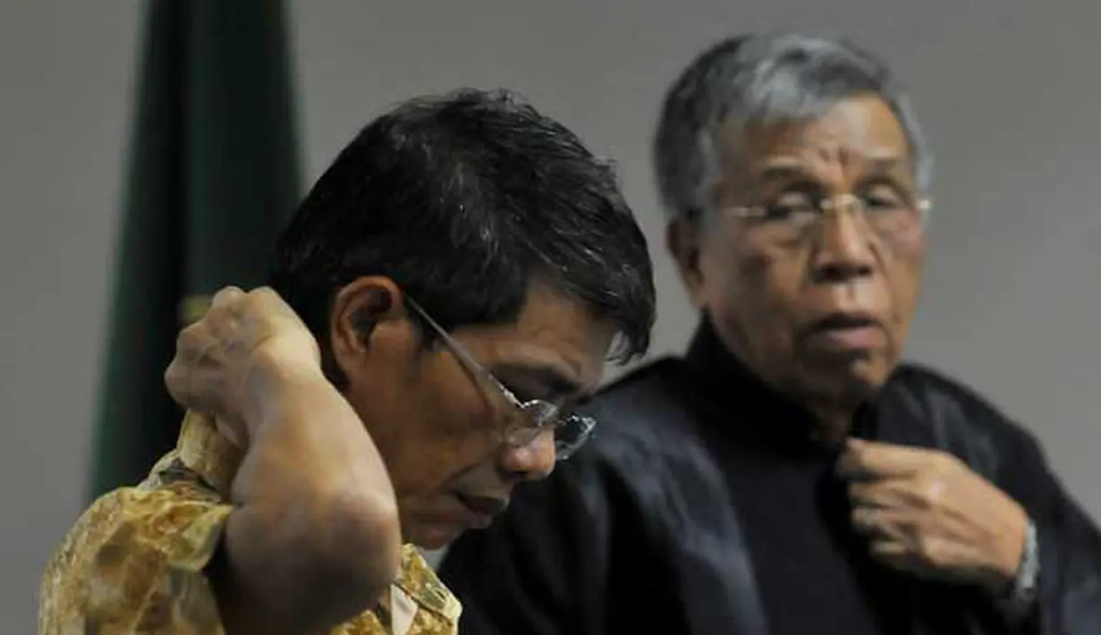 Terdakwa kasus dugaan penghilangan pasal korupsi Gayus Tambunan, Cirus Sinaga (kiri), mengikuti persidangan dengan agenda pembacaan pembelaan atau pledoi di Pengadilan Tipikor, Jakarta, Kamis (6/10).(Antara) 