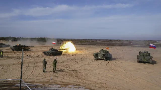 Melihat Latihan Militer NATO di Latvia