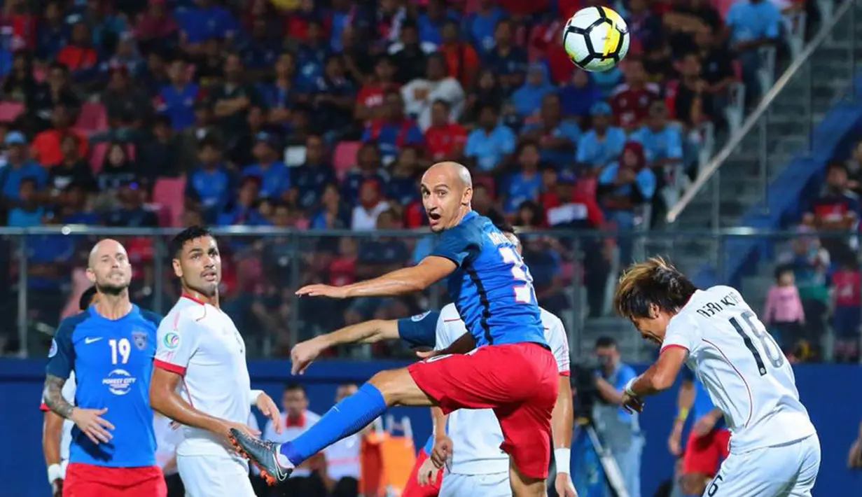 Gelandang Johor Darul Ta'zim, Natxo Insa, menyundul bola saat melawan Persija Jakarta pada laga AFC Cup di Stadion Hassan Yunos, Johor, Rabu (14/2/2018). JDT menang 3-0 atas Persija. (Media Persija)