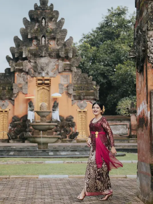 Penampilan Kahiyang Ayu ditutup dengan heels dari Jasmine Elizabeth yang menjadi merek lokal asal Bali.(instagram/doleytobing)