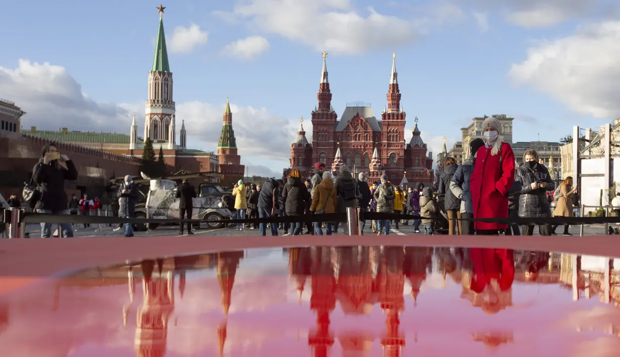 Orang-orang mengunjungi museum instalasi terbuka di Lapangan Merah, Moskow, Rusia, 7 November 2020. Tahun ini, parade memperingati 79 tahun parade militer dibatalkan karena pemberlakuan pembatasan guna menghentikan laju penyebaran COVID-19. (Xinhua/Alexander Zemlianichenko Jr)