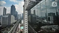 Pemandangan gedung perkantoran dan pusat perbelanjaan di Jakarta, Selasa (5/4/2022). Bank Dunia menurunkan proyeksi pertumbuhan ekonomi Indonesia pada tahun 2022 menjadi 5,1 persen pada April 2022, dari perkiraan sebelumnya 5,2 persen pada Oktober 2021. (merdeka.com/Iqbal S. Nugroho)