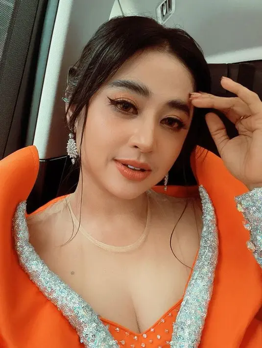 <p>Depe kerap membagikan aktivitasnya melalui akun Instagram pribadinya. Biasanya setiap positngannya dilengkapi dengan nasihat darinya. [Foto: instagram.com/dewiperssik9]</p>