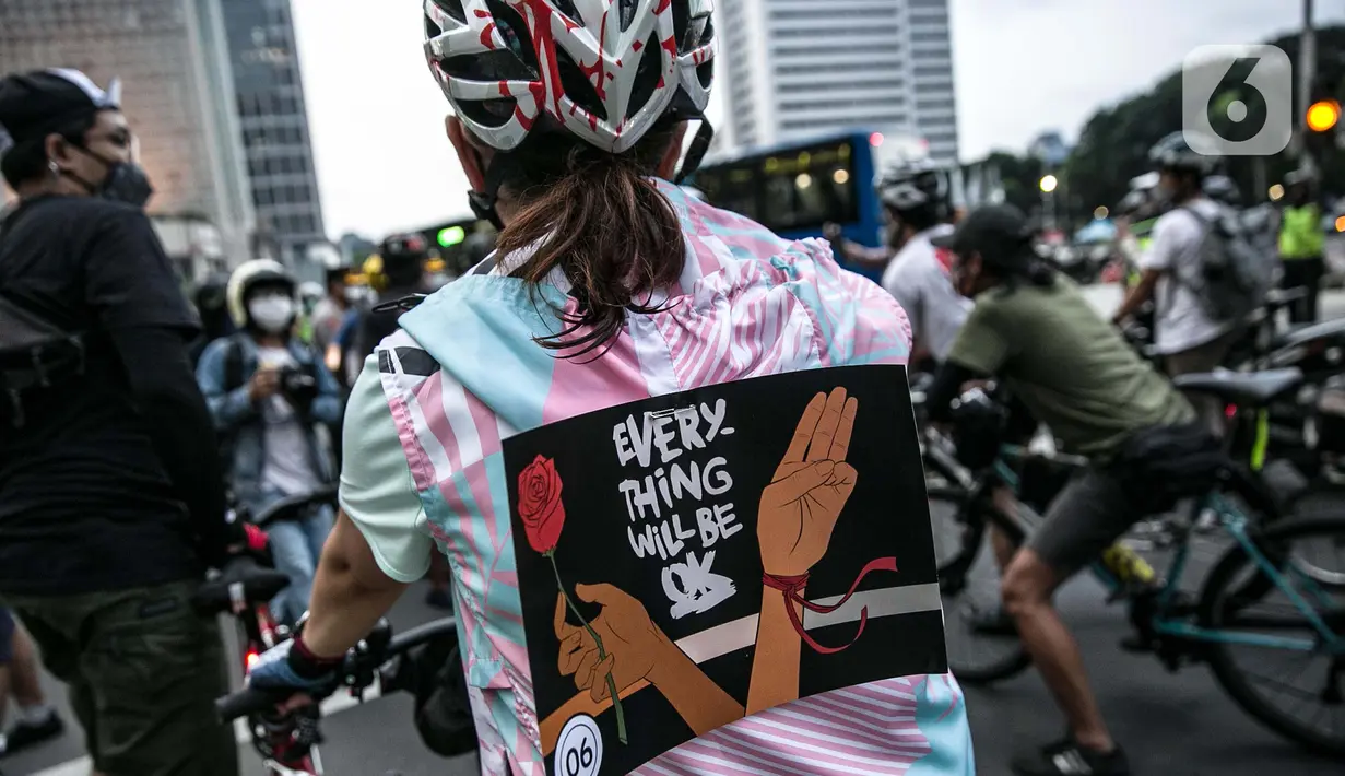Peserta bersepeda saat melakukan aksi unjuk rasa bertajuk "‘Gowes for Democracy #SaveMyanmar" di kawasan Bundaran HI, Jakarta, Sabtu (17/4/2021). Aksi tersebut juga mengecam militer Myanmar mengembalikan demokrasi sesuai dengan keinginan rakyat Myanmar. (Liputan6.com/Faizal Fanani)