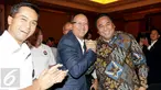 Wakil Ketua Umum Kamar Dagang dan Industri Indonesia (Kadin) Bidang Perbankan dan Finansial, Rosan P. Roeslani (kaca mata)  berjabat tangan dengan Mantan Mendag Rahmat Gobel di Hotel Ritz Carlton, Jakarta, (21/11). (Liputan6.com/Faisal R Syam)