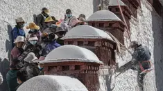 Para pekerja mengecat tembok Istana Potala dalam rangka renovasi tahunan kompleks arsitektur kuno tersebut di Lhasa, ibu kota Daerah Otonom Tibet, China barat daya, pada 28 Oktober 2020. (Xinhua/Sun Fei)