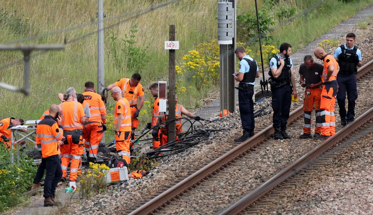 Tim dari SNCF dan polisi Prancis memeriksa lokasi yang dicurigai sebagai tempat terjadinya serangan terhadap jaringan kereta api berkecepatan tinggi di Croiselles, Prancis utara pada 26 Juli 2024. (Denis CHARLET/AFP)