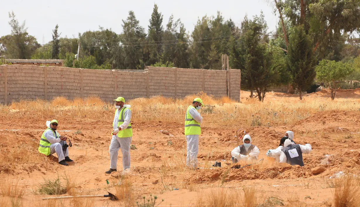 Tim pakar bekerja di lokasi kuburan massal di Kota Tarhuna, Libya, Selasa (23/6/2020). Direktur Departemen Pencarian Jasad Lutfi Al-Misurati mengatakan 10 jasad tak dikenal ditemukan di kuburan massal Kota Tarhuna. (Xinhua/Hamza Turkia)