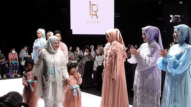 Eriska Rein dan Richa Novisha saat menampilkan karya terbaru desainer Leny Rafael bertajuk Serrulata