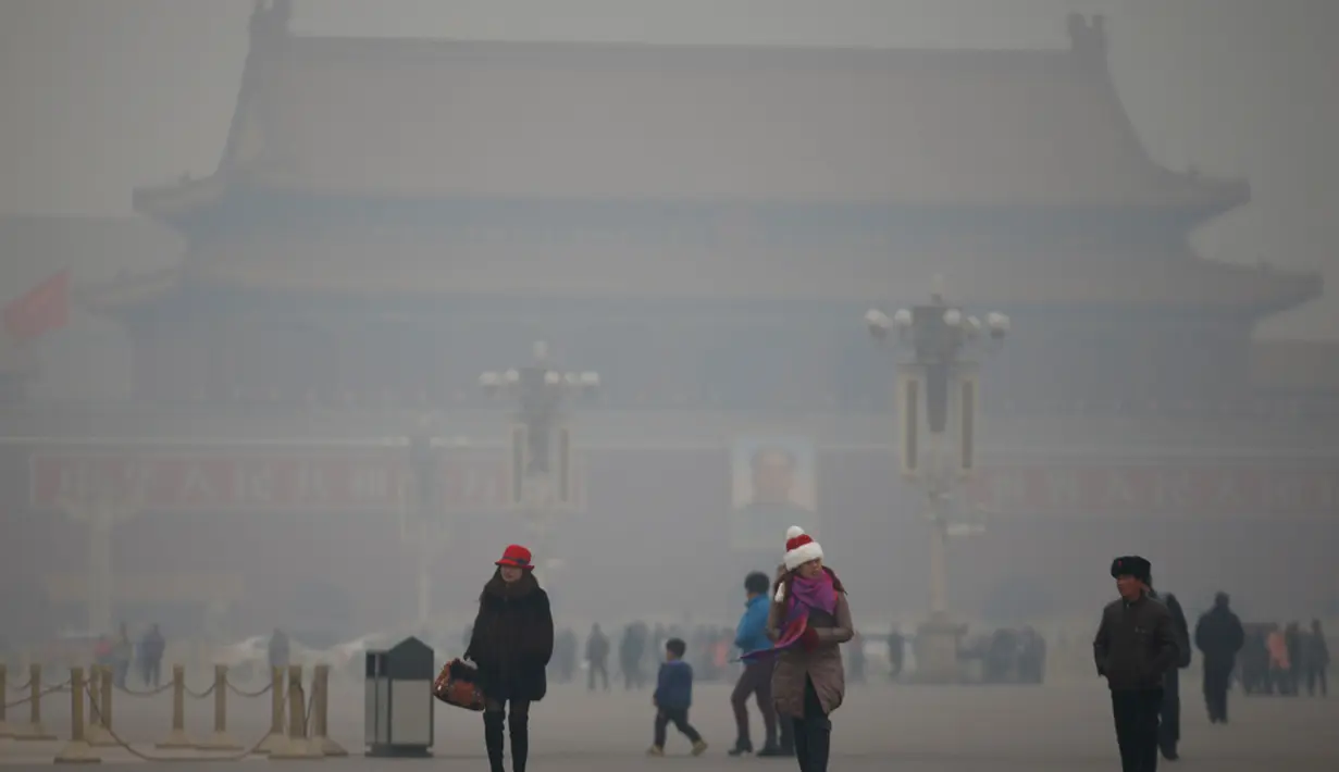 Kabut asap menyelimuti Lapangan Tiananmen, Beijing, Rabu (15/1/2015). (REUTERS/Kim Kyung-Hoon)