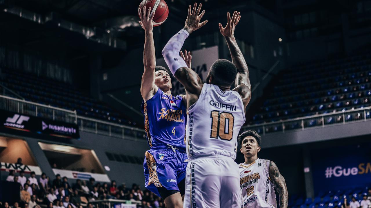 Abraham Damar Grahita beraksi saat Satria Muda melawan Kesatria Bengawan Solo di IBL 2025