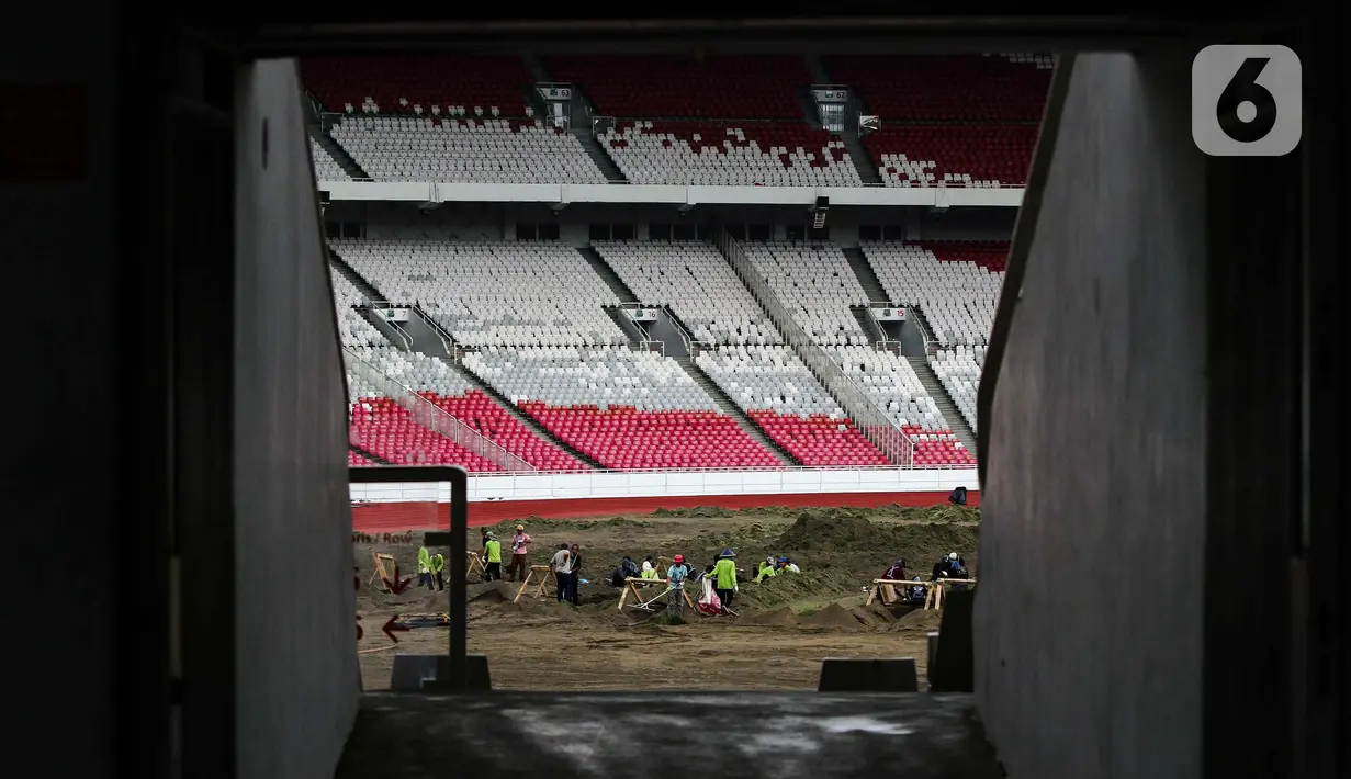 Proses revitalisasi lapangan utama juga bentuk pelayanan publik untuk masyarakat. (Liputan6.com/Herman Zakharia)