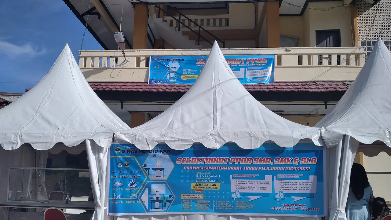 Posko pengaduan PPDB online tingkat SMA 2021 di Dinas Pendidikan Sumbar. (Liputan6.com/ Novia Harlina)