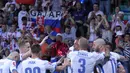 Para pemain Slowakia merayakan gol pertama yang dicetak Kornel Salata. (Bola.com/Reza Khomaini)