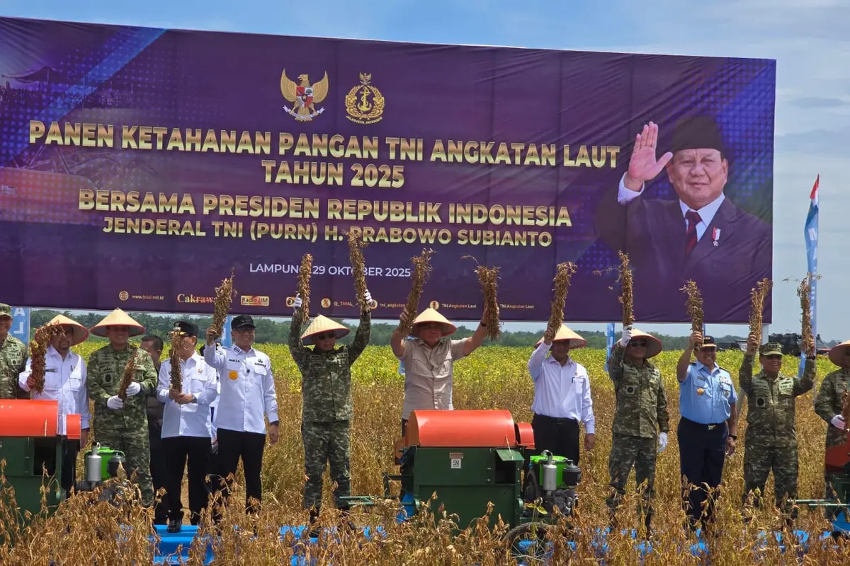 KASAL Laksamana TNI Dr Muhammad Ali, Menhan Sjafrie Sjamsoeddin, Menteri Pertanian (Mentan) Amran Sulaiman, Panglima TNI Jenderal Agus Subiyanto gelar panen raya kedelai.
