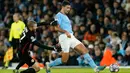 Pemain Manchester City Rodrigo (kanan) berebut bola dengan pemain RBLeipzig Konrad Laimer pada pertandingan sepak bola leg kedua babak 16 besar Liga Champions di Etihad Stadium, Manchester, Inggris, 14 Maret 2023. Laga berakhir 7-0 dan membawa Manchester City lolos ke perempat final Liga Champions dengan agregat 8-1. (AP Photo/Dave Thompson)