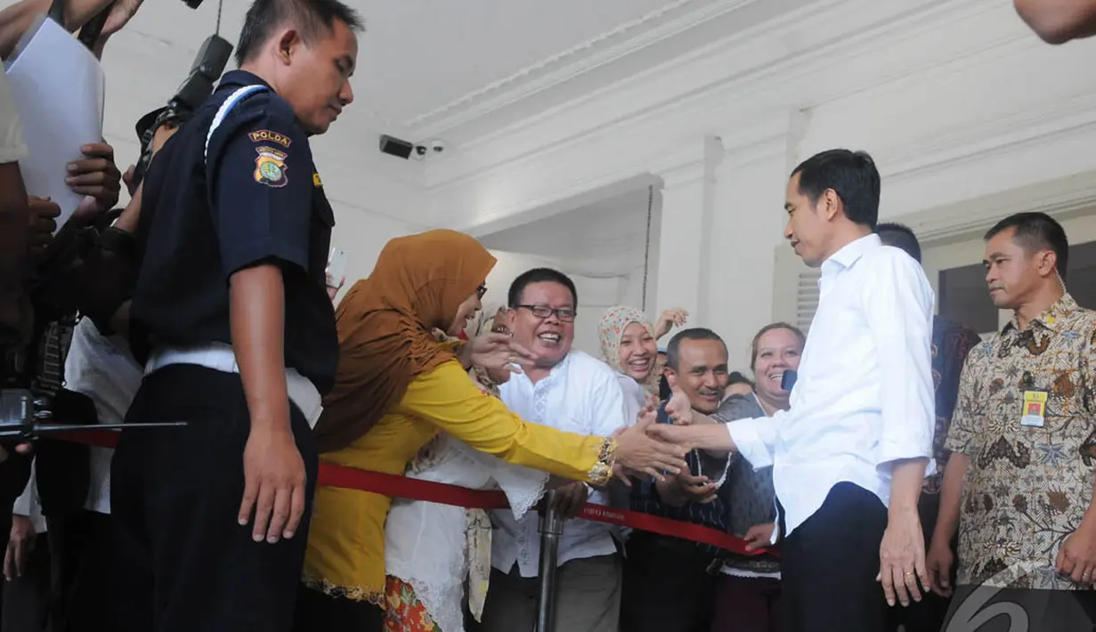 Beberapa pegawai tak menyia-nyiakan kesempatan bersalaman dengan Jokowi, Jakarta, (17/10/14). (Liputan6.com/Herman Zakharia) 