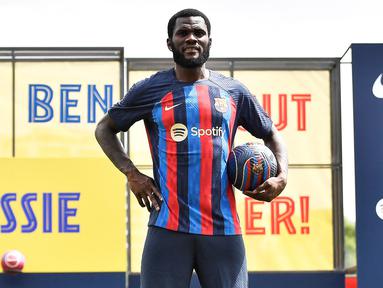 Franck Kessie resmi diperkenalkan di depan awak media sebagai rekrutan Barcelona di pusat latihan Joan Gamper pada Rabu (06/07/2022) waktu setempat. (AFP/Pau Barrena)