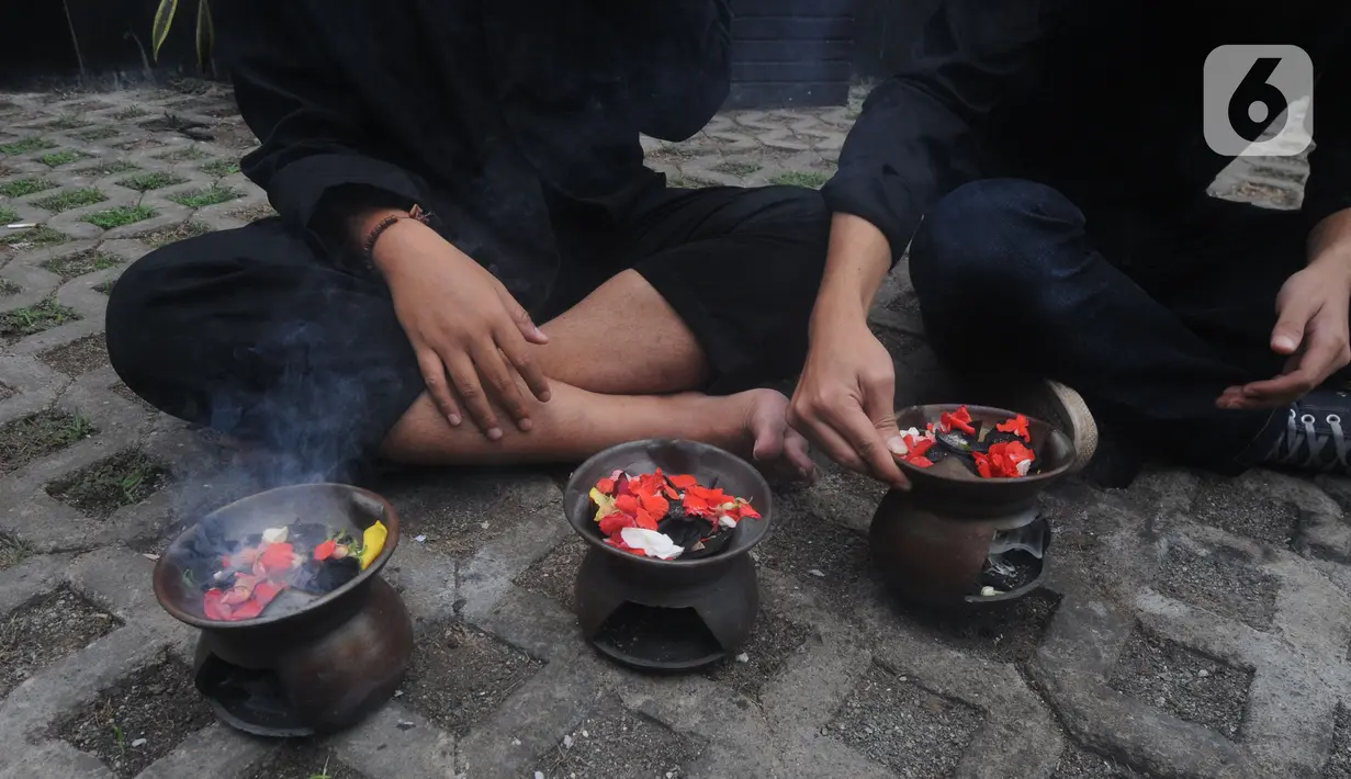 Aksi teatrikal aktivis dari Indonesia Corruption Watch (ICW) untuk menolak kehadiran pimpinan KPK bermasalah di depan Gedung Merah Putih KPK, Jakarta, Jumat (20/12/2019). Aksi penolakan digambarkan dengan keberadaan dua dukun yang tengah mengusir roh jahat. (merdeka.com/Dwi Narwoko)