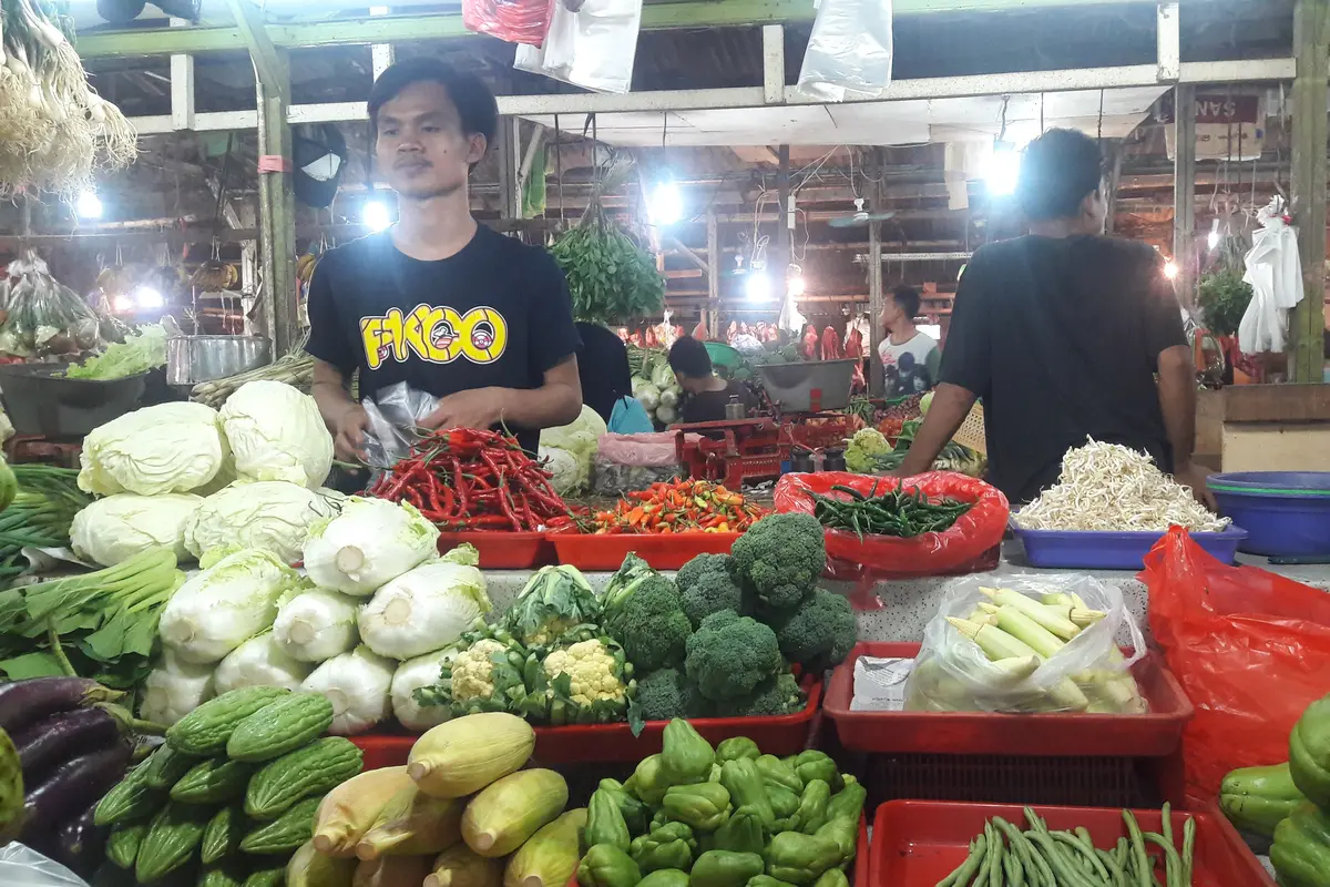 Harga sayuran, daging ayam hingga daging sapi mengalami kenaikan menjelang lebaran. (Liputan6.com/Bawono Yadika)