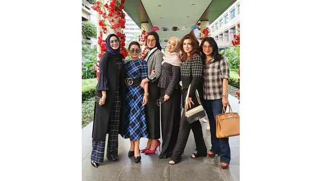 Tak hanya itu, pertemanan Kepompong ini juga kompak mengenakan dress code kotak-kotak.