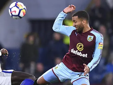 Bek Chelsea, Antonio Rudiger, berebut bola dengan gelandang Burnley, Aaron Lennon, pada laga Premier League di Stadion Turf Moor, Jumat (20/4/2018). Burnley takluk 1-2 dari Chelsea. (AP/Anthony Devlin)