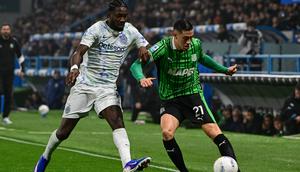 Bek asal Indonesia, Jay Idzes, berduel memperebutkan bola dengan penyerang Inter Milan, Marcus Thuram, dalam pertandingan Liga Italia Serie A antara Sassuolo dan Inter Milan di Stadion Mapei, Reggio Emilia, Italia, pada 8 Februari 2026. (Piero CRUCIATTI / AFP)