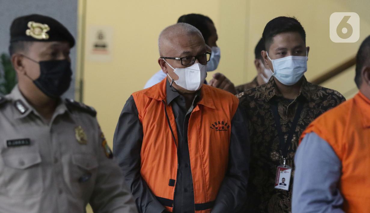 Mantan Bupati Buru Selatan, Tagop Sudarsono Soulisa (tengah) jelang rilis penahanan di Gedung KPK, Jakarta, Rabu (26/1/2022). Tagop S S ditetapkan sebagai tersangka suap, gratifikasi, dan TPPU terkait pengadaan barang jasa di Kab Buru Selatan tahun 2011-2016. (Liputan6.com/Helmi Fithriansyah)