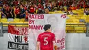 Seorang pendukung Manchester United membentangkan banner bergambar kapten tim, Harry Maguire dalam laga persahabatan melawan ASEAN All-Stars yang berlangsung di Stadion Bukit Jalil, Malaysia, pada hari Rabu (28/5/2025) malam waktu setempat. (AFP/Mohd Rasfan)