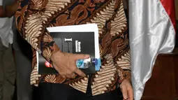 Basuki Tjahaja Purnama atau Ahok berjalan menuju kursi terdakwa untuk menjalani sidang perdana kasus dugaan penistaan agama di PN Jakarta Utara, Selasa (13/12). Sidang hari ini beragenda pembacaan surat dakwaan dari tim JPU. (TATAN SYUFLANA/POOL/AFP)