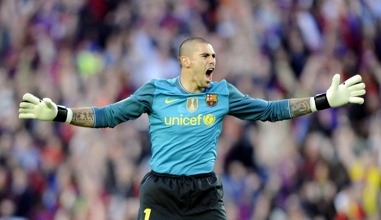 Victor Valdes - Messi dan Valdes pernah bersama-sama menjadi pemain kunci yang membawa Barcelona merengkuh puluhan trofi juara. Kini mantan kiper andalan barca itu telah beralih profesi menjadi pelatih dan dipercaya menangani klub Katalan, UA Horta. (AFP/Javier Soriano)