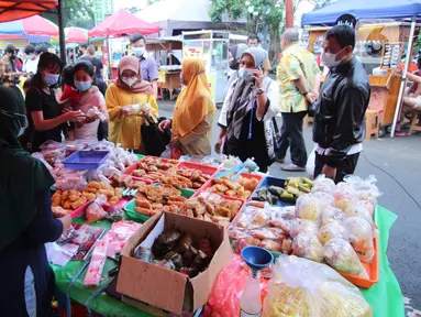 Pembeli memilih makanan untuk berbuka puasa (takjil) di kawasan Pasar Lama, Kota Tangerang, Selasa (20/4/2021). Bulan Ramadhan, membuat sejumlah pedagang takjil musiman bermunculan dan menawarkan aneka makanan dan minuman untuk umat Islam yang menjalankan puasa. (Liputan6.com/Angga Yuniar)