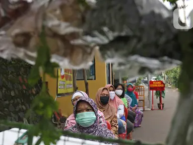 Calon pembeli mengantre dengan menerapkan pembatasan jarak fisik atau physical distancing di Taman Anyelir 3, Depok, Selasa (28/4/2020). Penerapan jaga jarak fisik dilakukan agar tidak terjadi penumpukan pelanggan sebagai upaya pencegahan penyebaran COVID-19. (Liputan6.com/Herman Zakharia)
