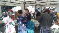 Sediakan sembako murah, Pemkab Banyuwangi gelar Operasi Pasar di 5 titik. (foto: ©merdeka.com)