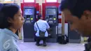 Petugas melakukan pengecekan mesin Anjungan Tunai Mandiri (ATM) di Jakarta, Selasa (17/5). Catatan Bank Indonesia (BI) menunjukkan, pengadaan ATM tidak banyak bertambah signifikan yang hanya mencapai 0,87 %. (Liputan6.com/Angga Yuniar)