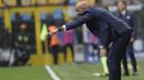 Pelatih Inter Milan, Luciano Spaletti, memberikan instruksi saat melawan Torino pada laga Serie A Italia di Stadion San Siro, Milan, Minggu (5/11/2017). Kedua klub bermain imbang 1-1. (AP/Luca Bruno)