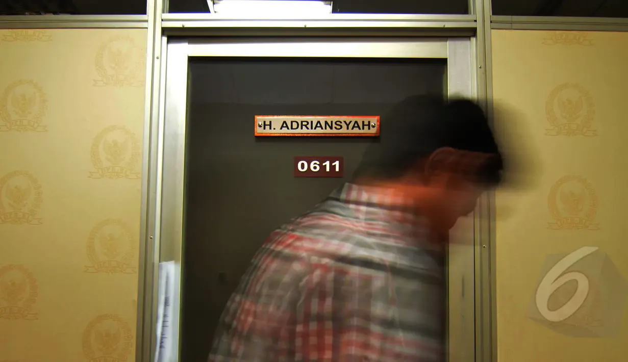 Suasana ruangan anggota Fraksi Partai PDI-P Adriansyah di lantai 6 gedung Nusantara I, Kompleks Parlemen, Senayan, Jakarta, Jumat (10/4/2015). Anggota Komisi IV DPR Adriansyah ditangkap KPK di Sanur, Bali. (Liputan6.com/Andrian M Tunay)