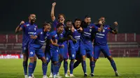 Selebrasi pemain Arema FC setelah Dedik Setiawan mencetak gol kedua ke gawang Barito Putera pada menit ke-28, dalam laga&nbsp;pekan ke-27 BRI Liga 1 di Stadion Soepriadi, Kota Blitar, Kamis (13/3/2025) malam WIB. Dalam duel itu, Arema menang 4-2 meski bermain dengan 10 orang setelah&nbsp;Thales Lira diganjar kartu merah pada menit ke-53. (Bola.com/Iwan Setiawan).